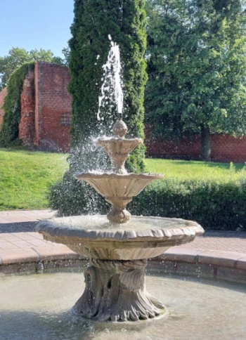 Brunnen mit Wasserschalen-Kaskade