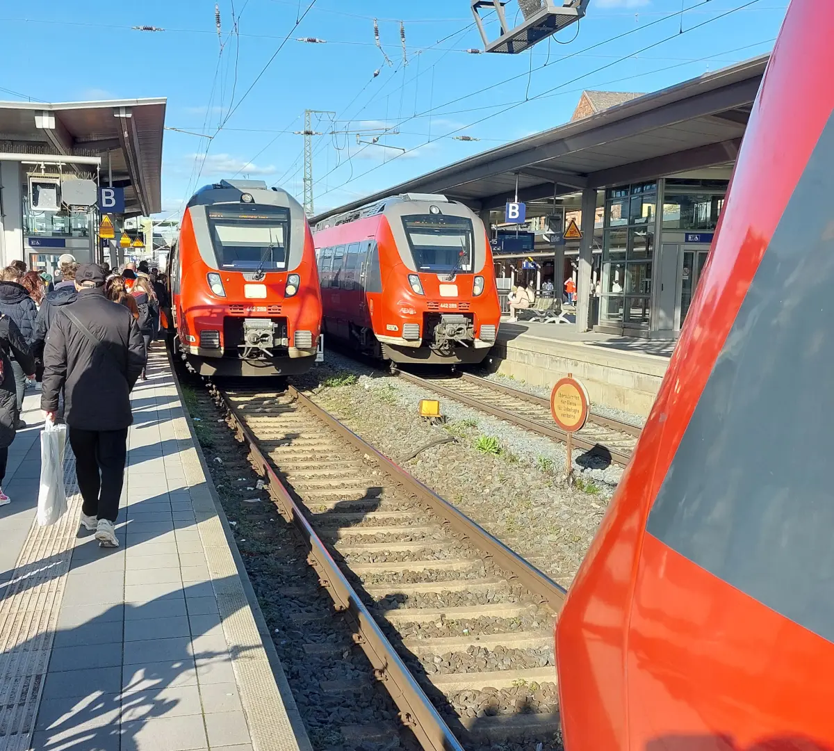 Zwei Züge stehen sich auf einem Gleis gegenüber