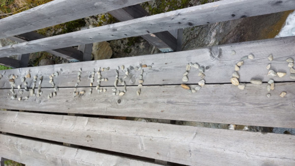 Text mit Kieselsteinen