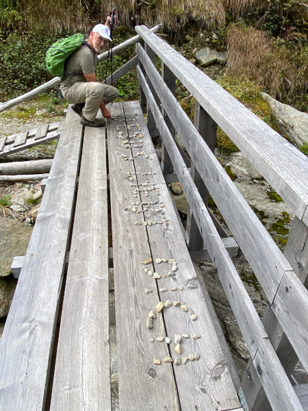 ausgebesserter Text mit Kieselsteinen