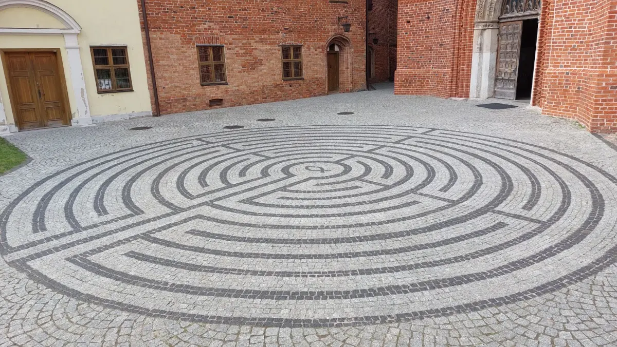 Labyrinth im Kopfsteinpflaster