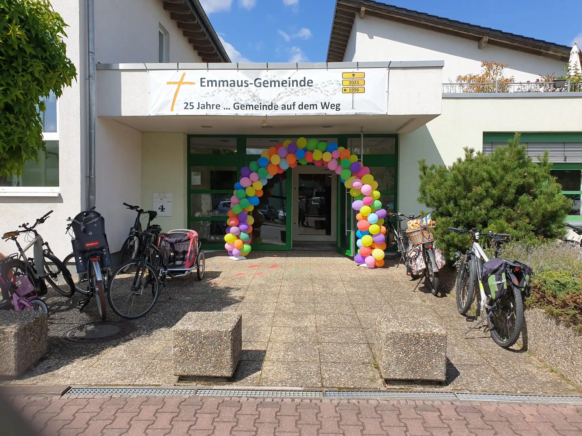 Eingang mit bunten Luftballonen