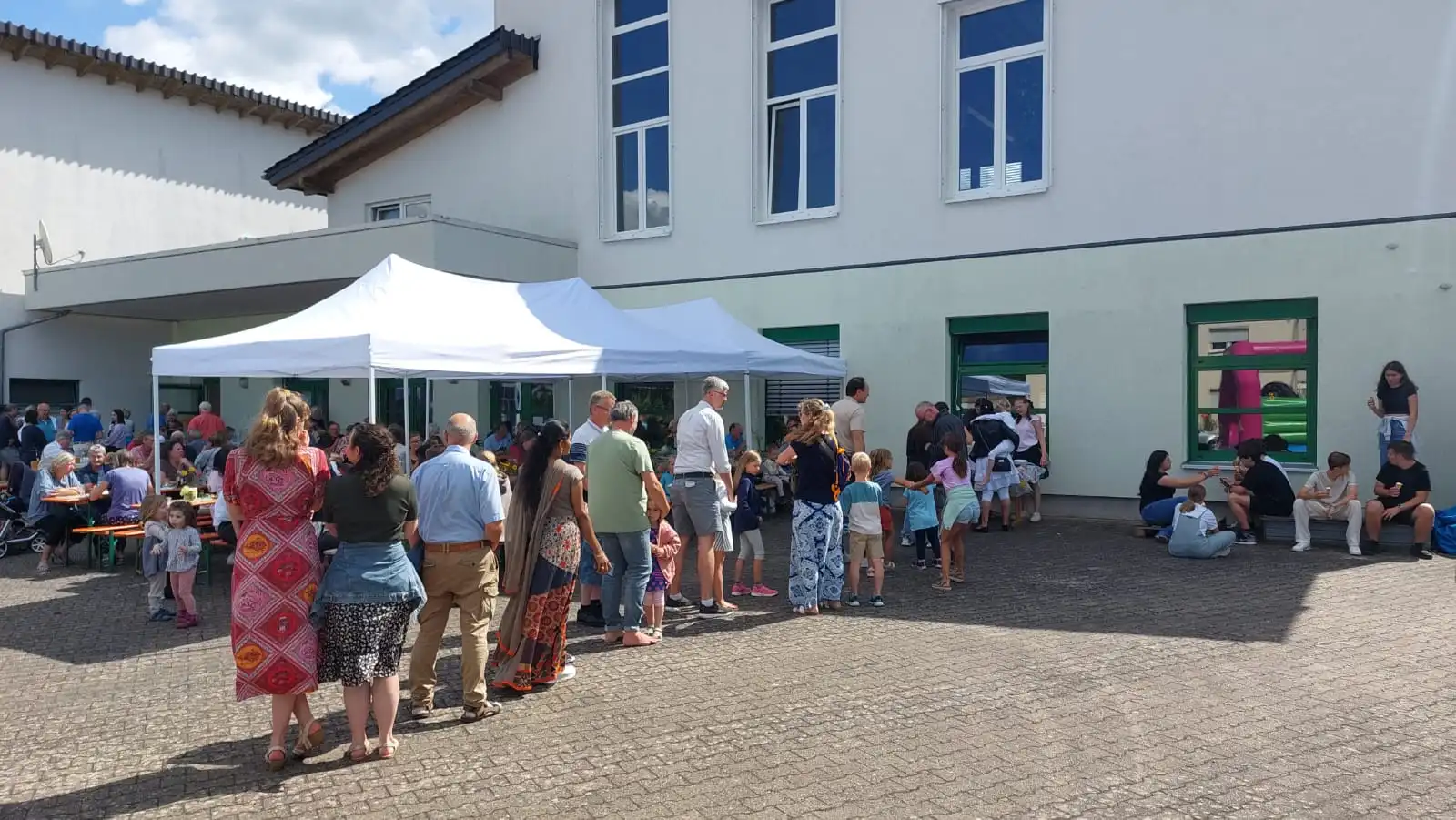 Warteschlange vorm Mittagessen