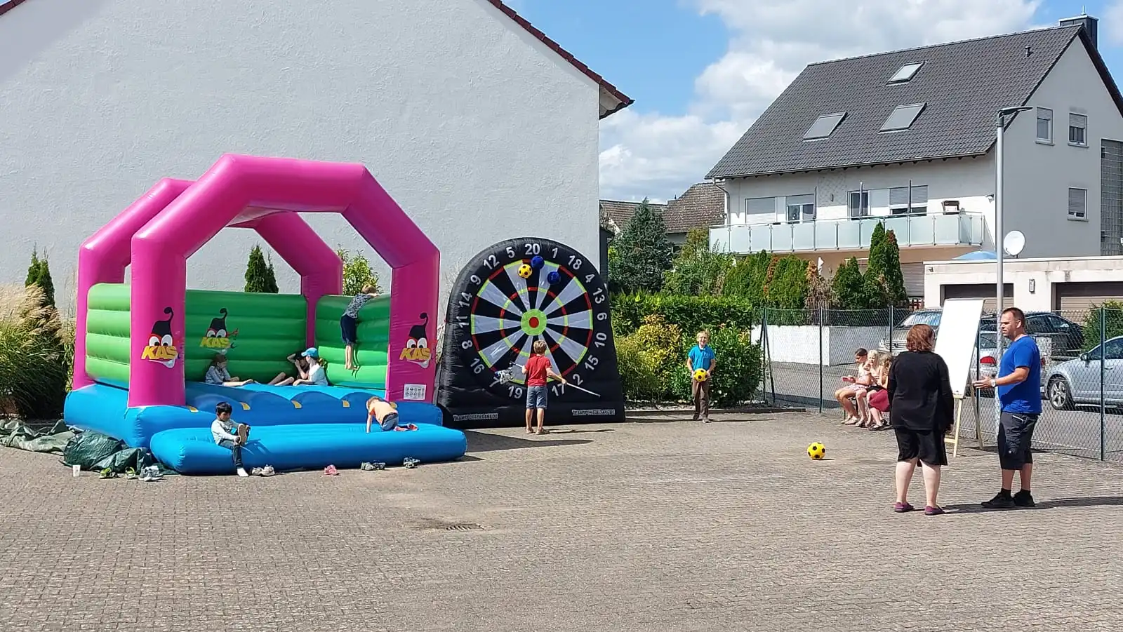 Hüpfburg und Fussball-Dartscheibe